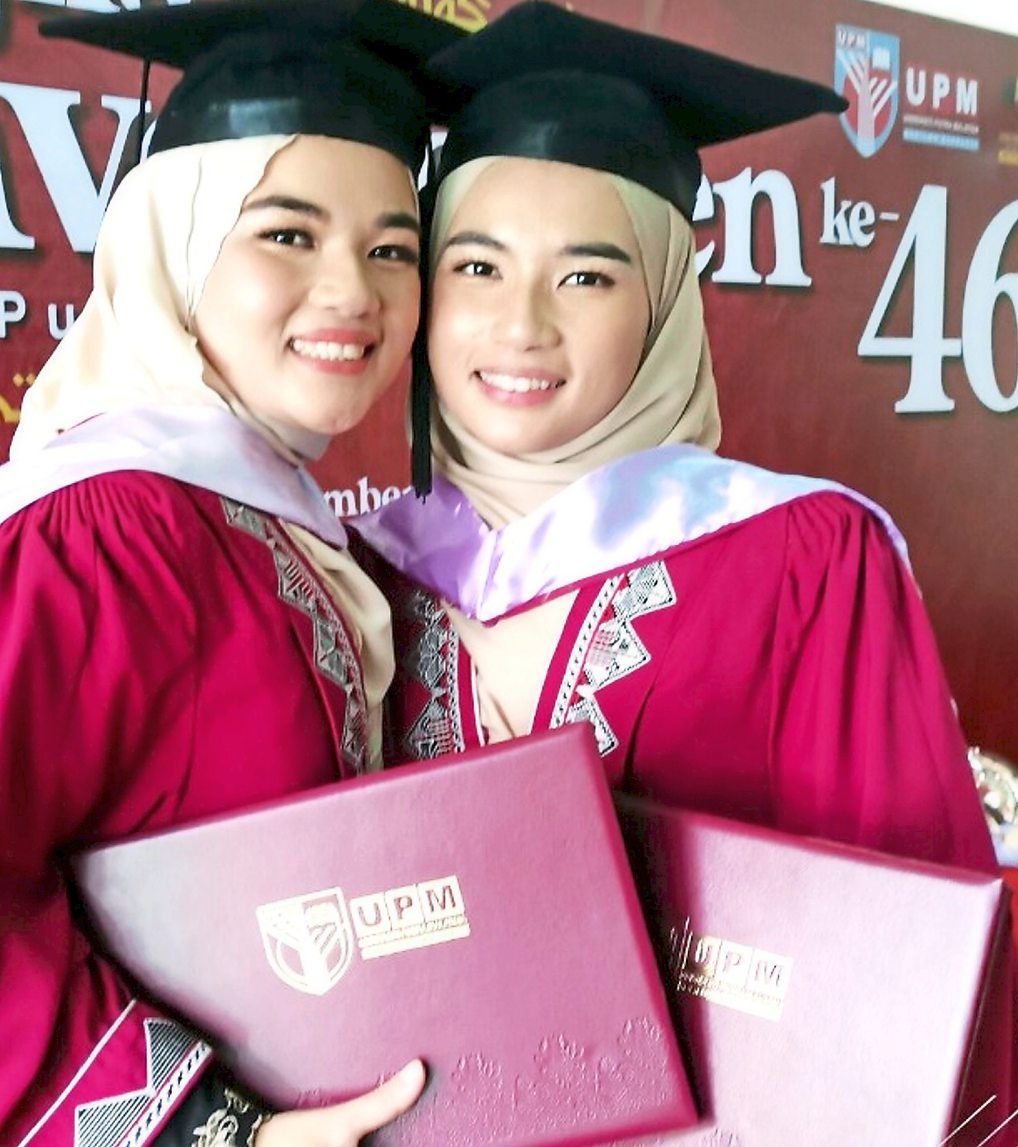 Identical twins graduate in medicine