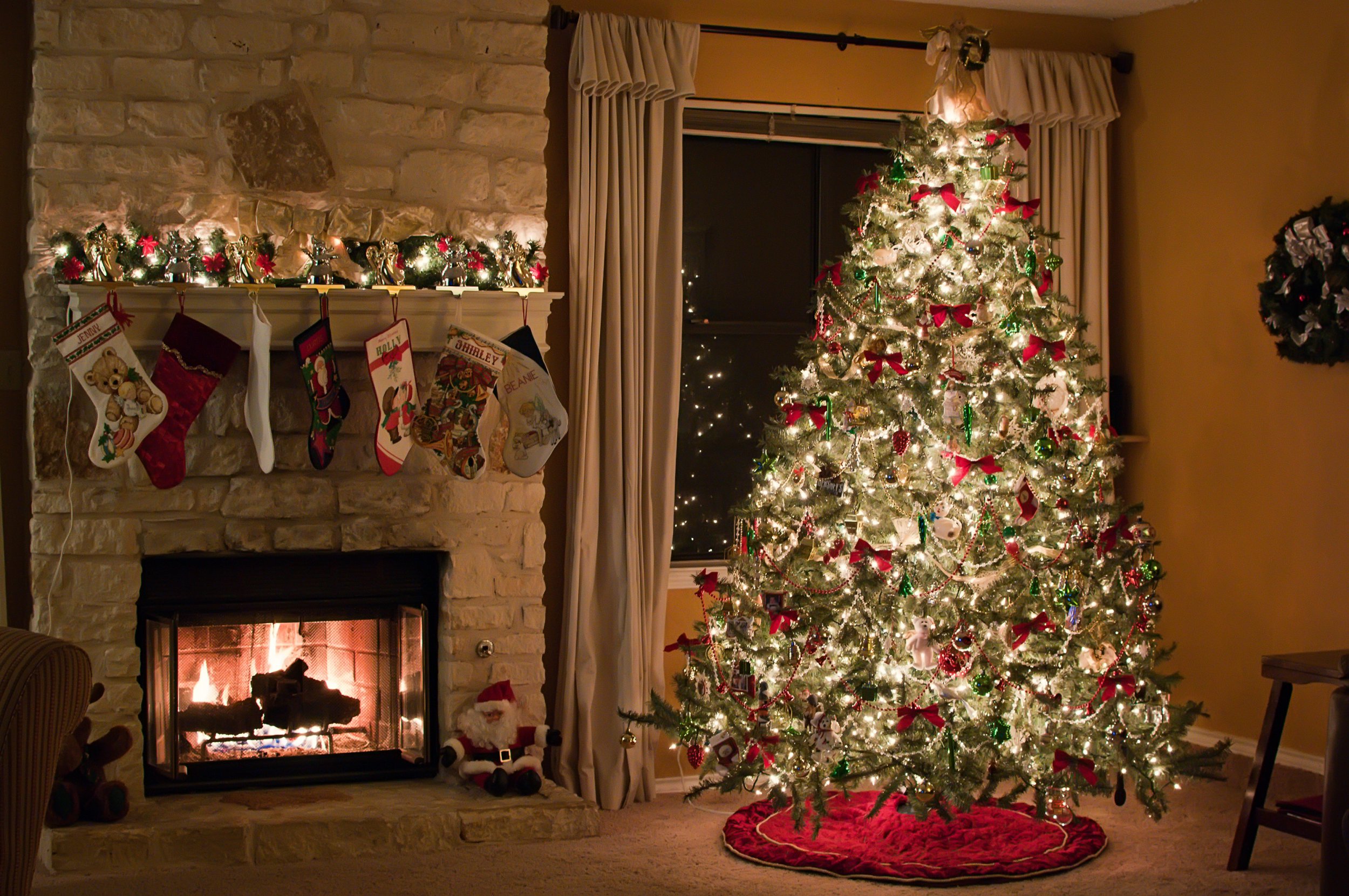Is it cheaper to buy a real Christmas tree or a fake one?