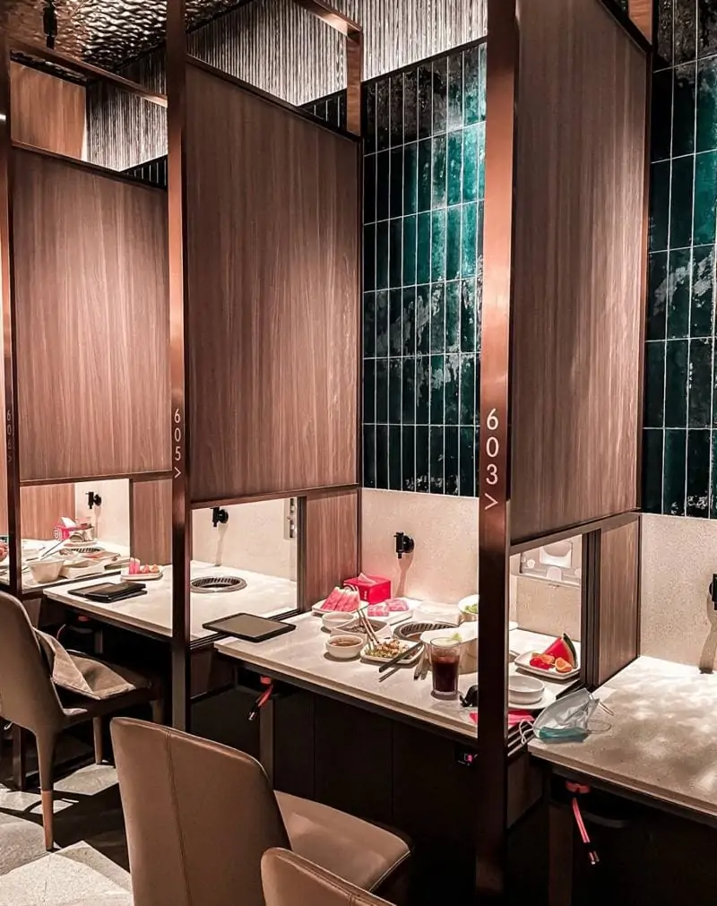 This Haidilao outlet has a solo hot pot section dedicated to the ones who love dining alone in privacy￼