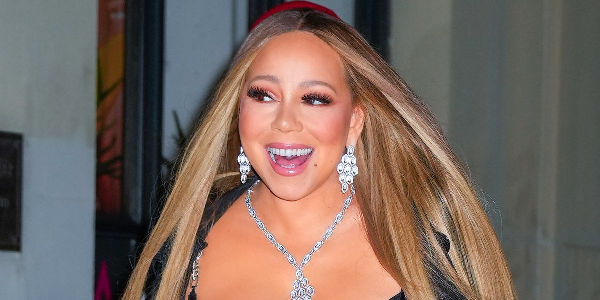 Watch mariah carey avoid a 'dress malfunction' by breaking into song