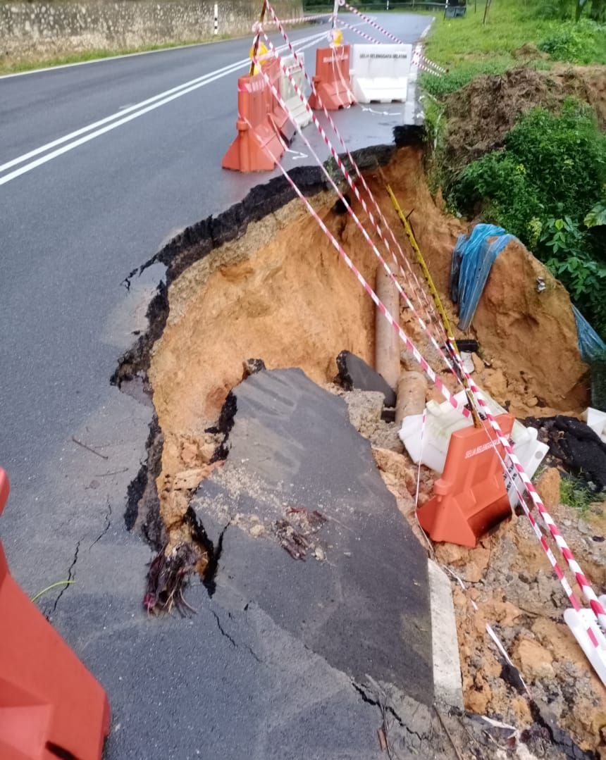 Slope collapse closes stretch of Jalan Tampin-Kuala Pilah-Manchis route