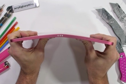 iPad 10耐用性测试：惨遭一掰两半！质量堪忧