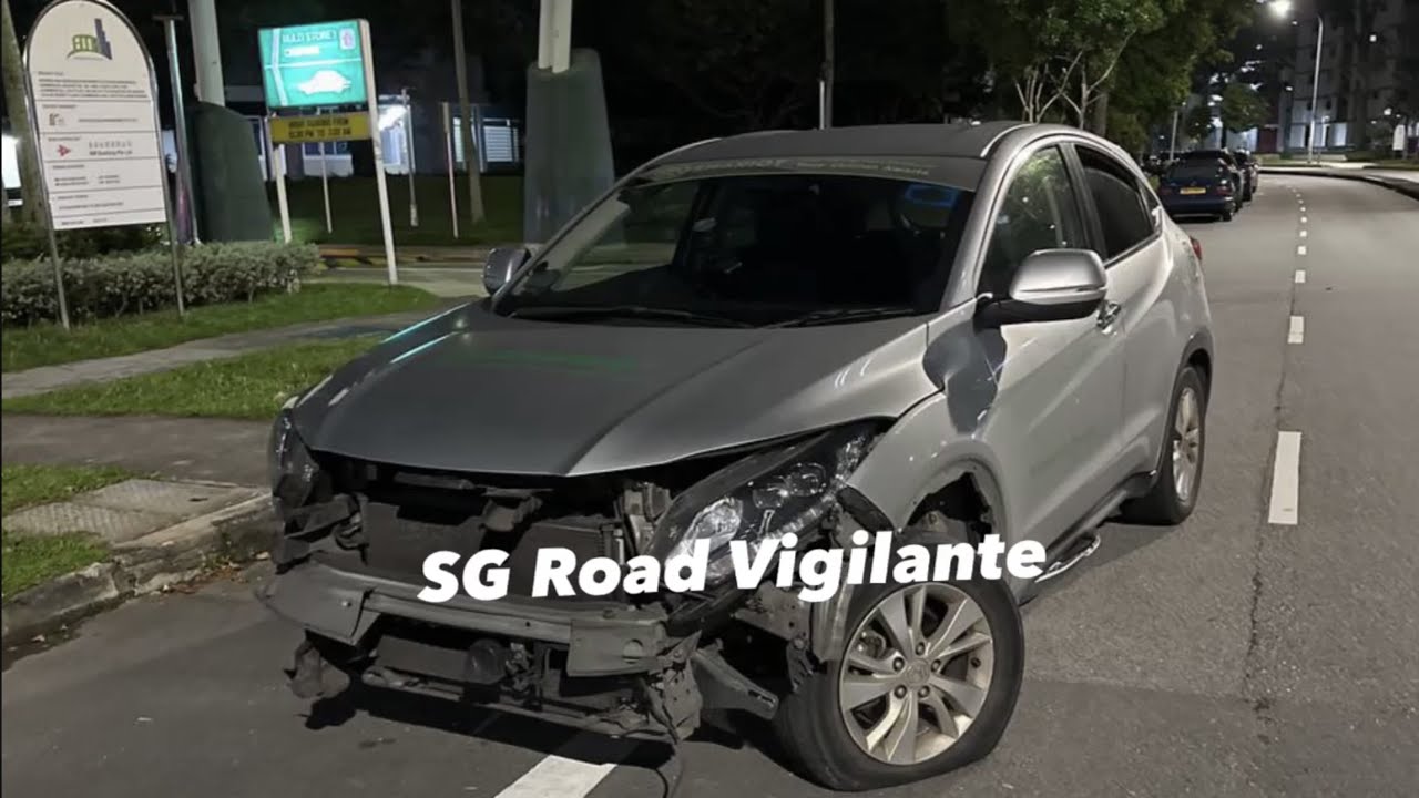 Ang Mo Kio honda vezel Shariot Car Sharing abandon after hiting kerb & crash