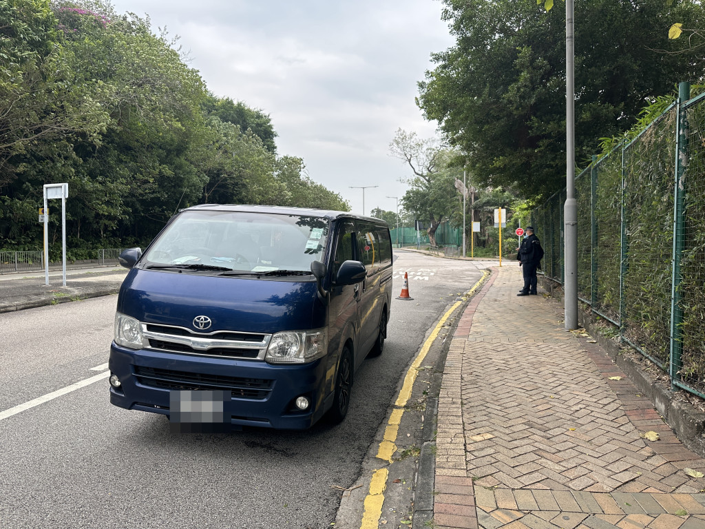 赤柱非法禁锢案｜两警车包夹截停客货车拉人片段曝光 被捕人有黑帮和胜和背景