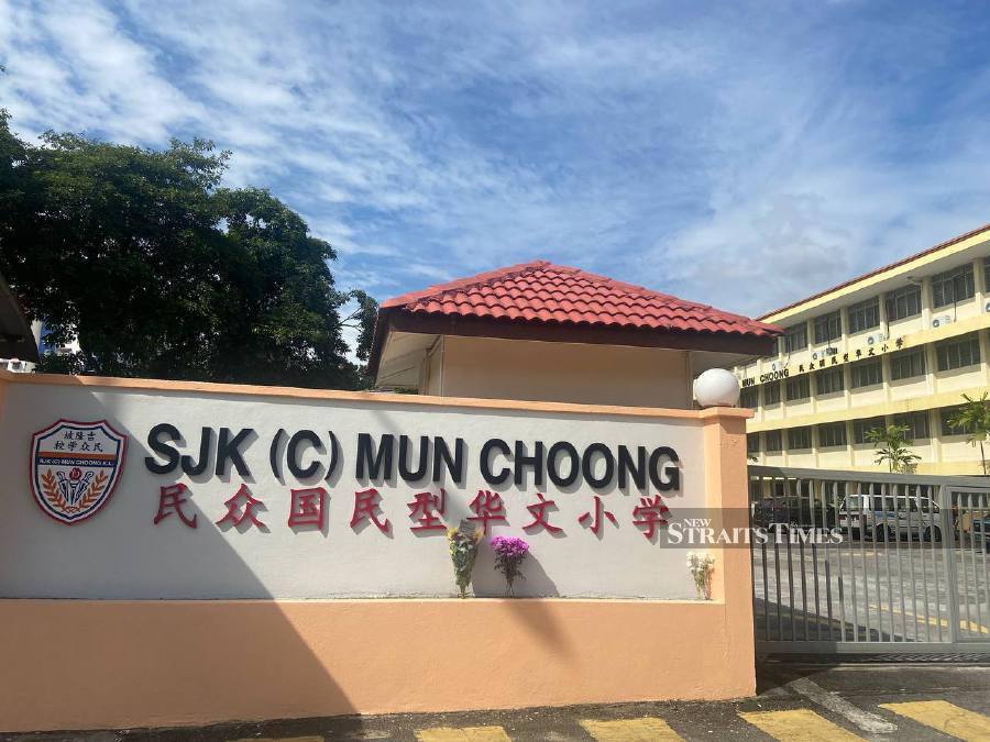 Batang Kali landslide: Mourners leave flowers at SJKC Mun Choong gate