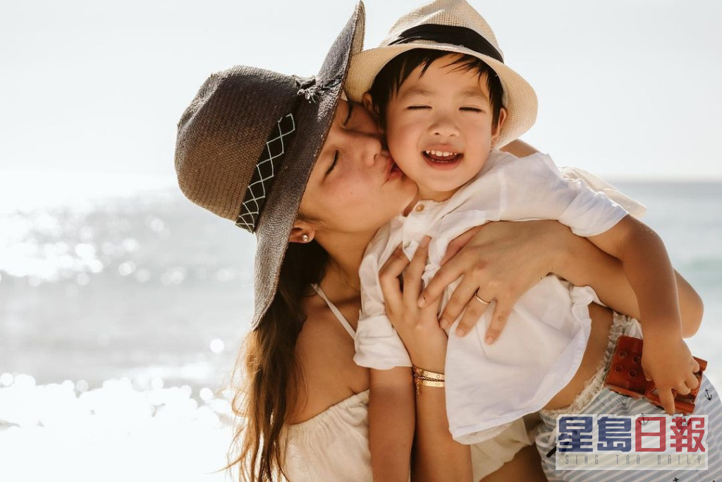 乐基儿贴拥儿子相疑暗示再离婚 网民解读「co-parent」有共同抚养意思