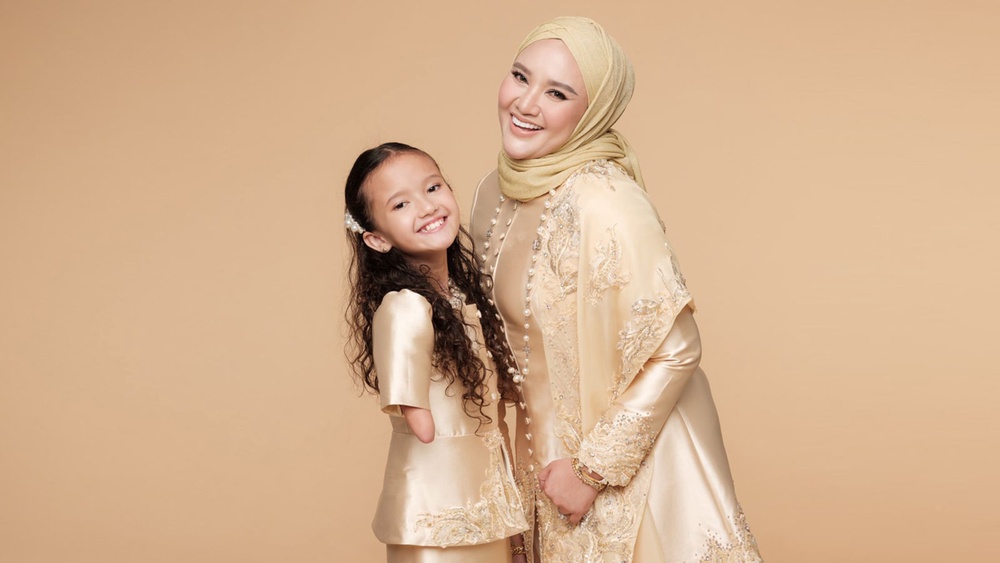 Mumpreneur Norfasarie Mohamed Yahya is training her tween daughter born with one arm to be an entrepreneur