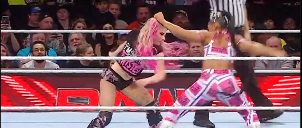 Bianca Belair And Alexa Bliss Recreated The ‘Scary Movie 3’ Fight Scene On Monday Night Raw