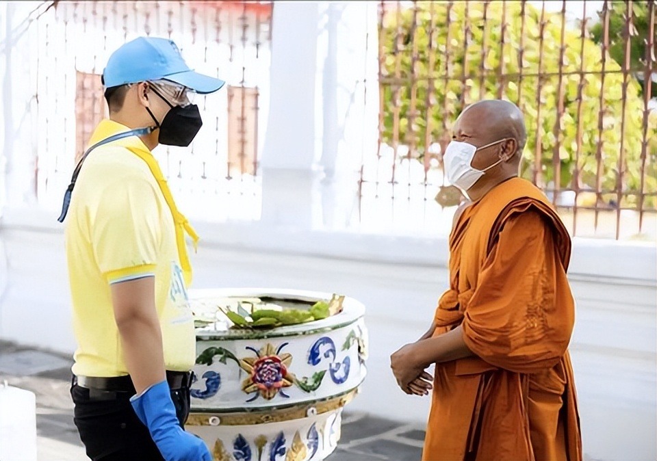 泰国提帮功王子到寺庙扫地太接地气！果然好懂事，穿T恤都很帅气