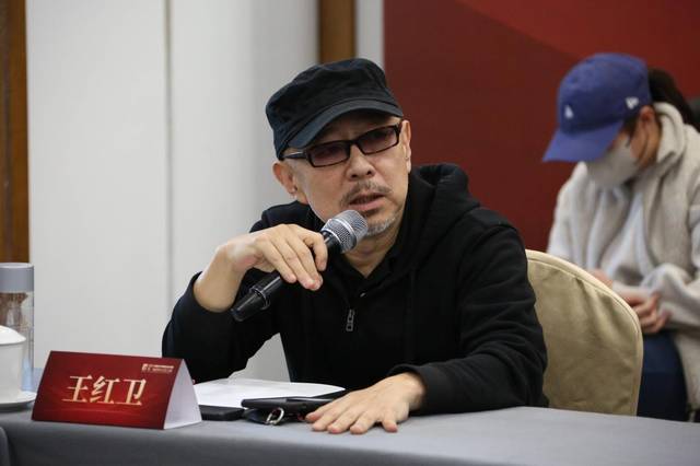 王传君、王红卫等文艺从业者亮相香山文艺之夜，现场共同回忆百部经典电影片段