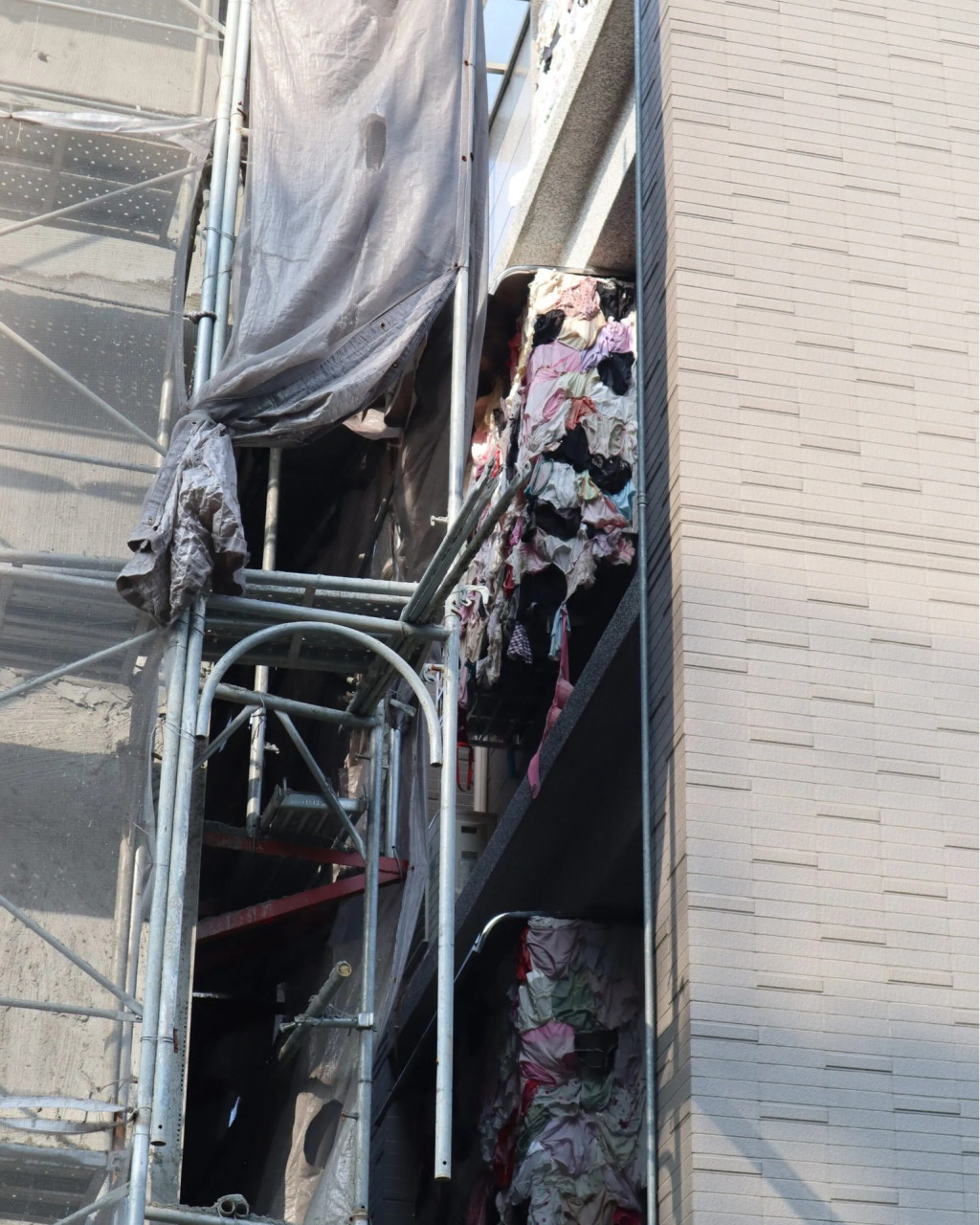 露台挂满女装内裤兼全日播佛经 邻居崩溃大呼受不了