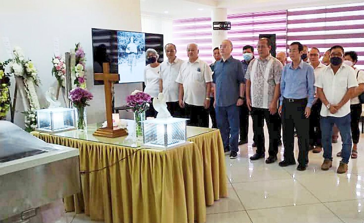 Wee pays last respects to ex-Sabah Wanita MCA chief