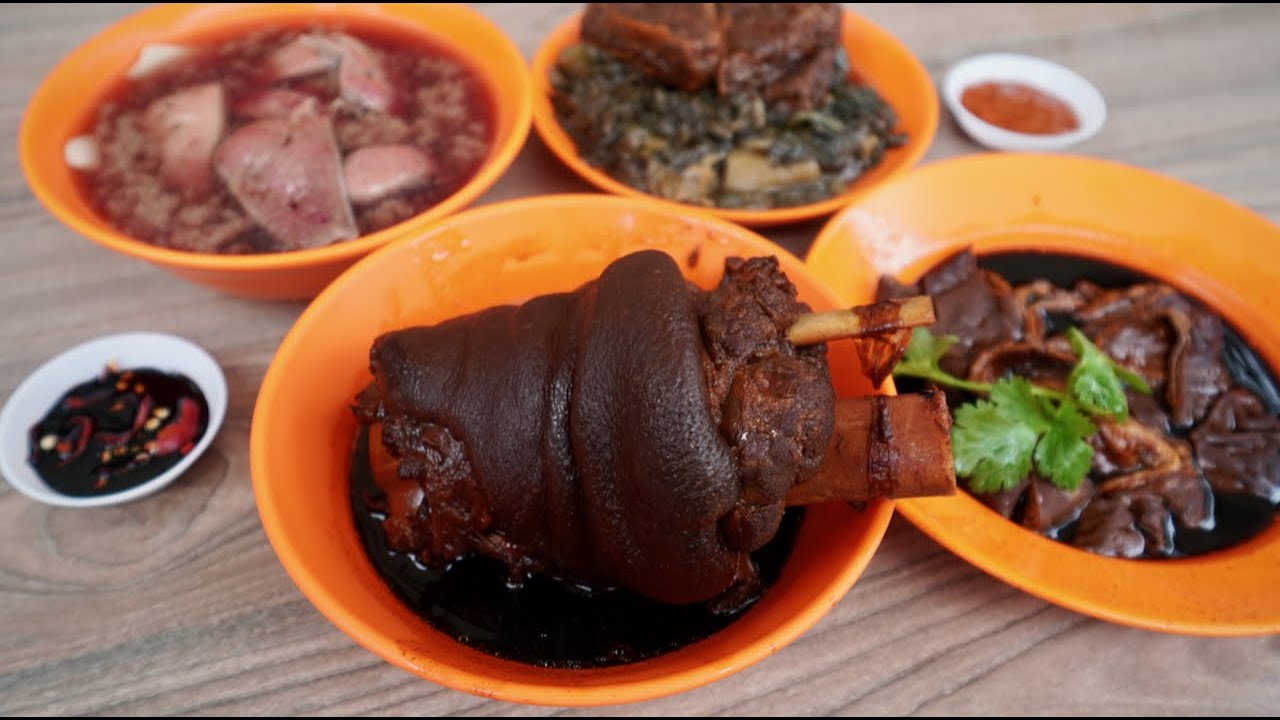 This Bak Kut teh stall’s braised pork leg is to die for! (Singapore street food)