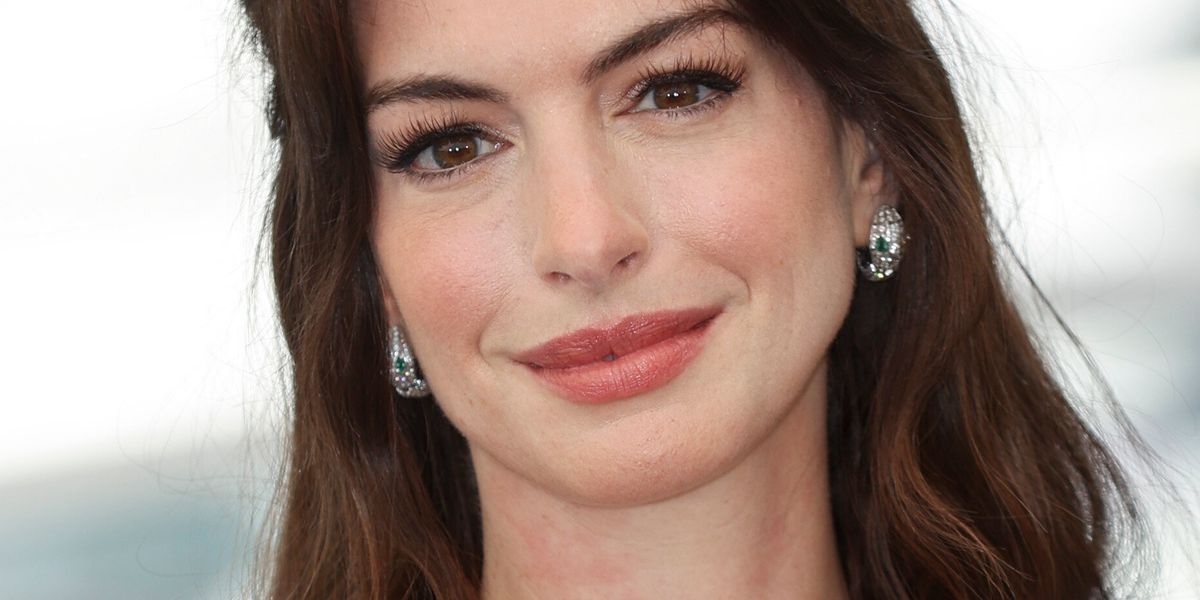 Anne Hathaway Went Viral For Dancing At Paris Fashion Week — And ...