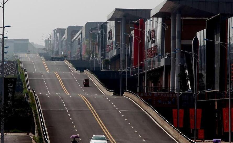继黄桷湾之后，重庆又现“波浪形公路”，司机称有腾空感很刺激！