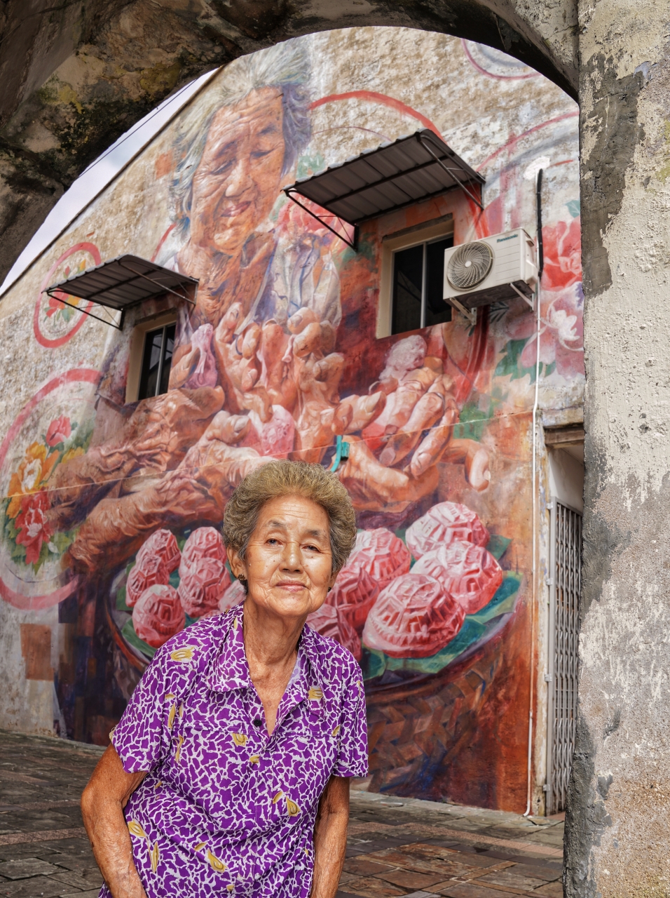 Mural of Padungan artisanal kueh maker Aunty Goh completed