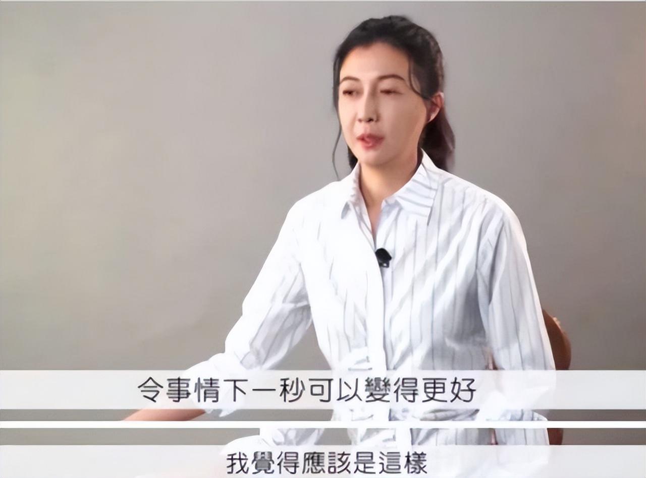 成龙女儿现身国外街头，与一群拾荒者排队领食物，模样大变显落魄