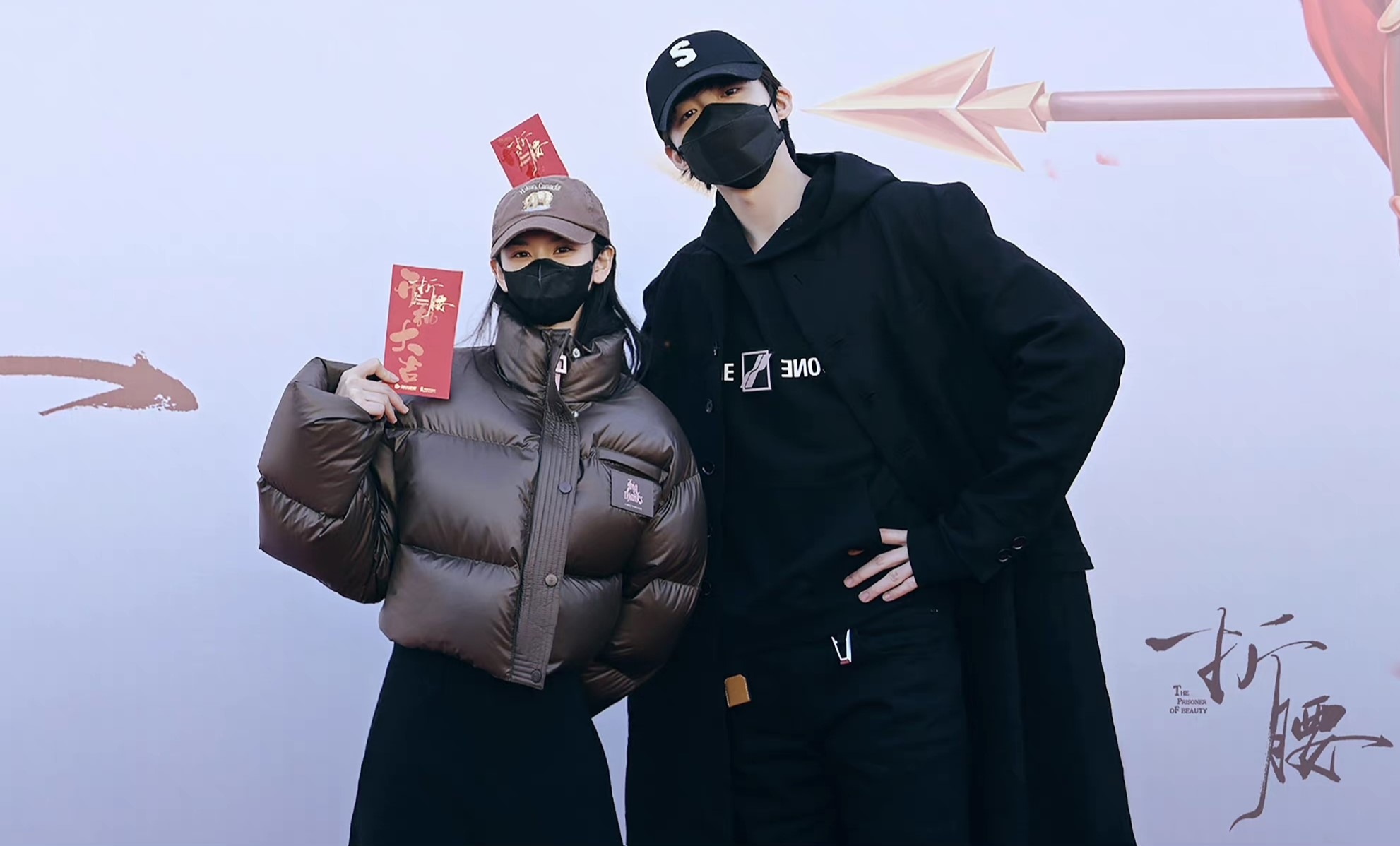 刘宇宁宋祖儿《折腰》路透，婚服高贵典雅尽显沉稳，甜蜜牵手cp感十足