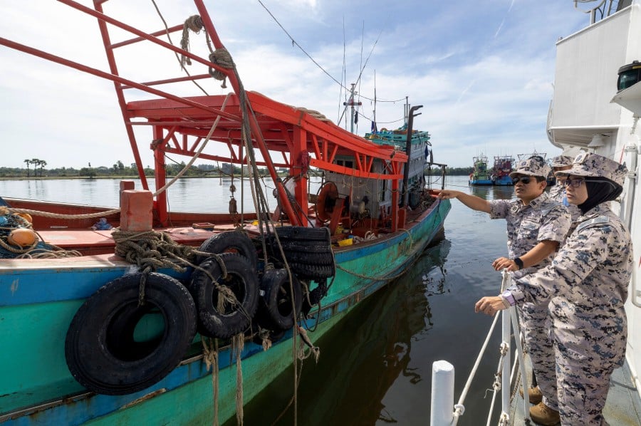 Vietnamese fishermen throw equipment, pour diesel on boat floor as MMEA officers seize boat off Tok Bali