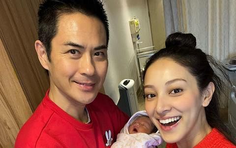陈凯琳晒宝宝满月照 感谢郑嘉颖握手相伴