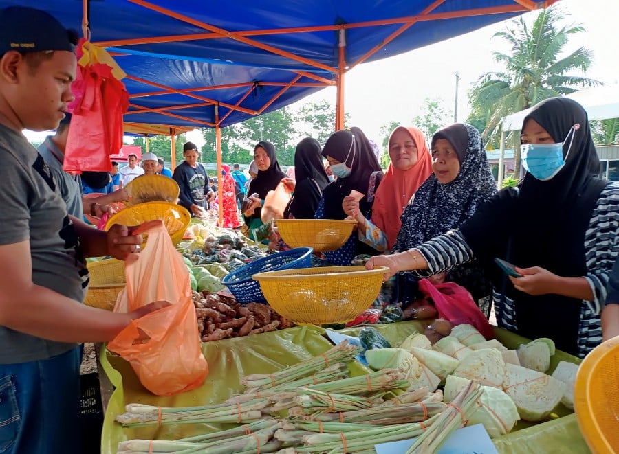 Thousands benefit from 'Tok Ajak Rahmah Sale' in Telok Mas