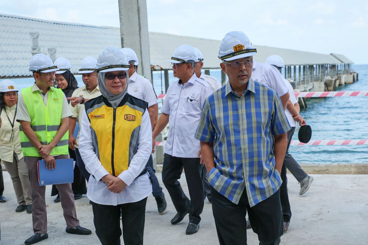 King visits Tioman Island's Kg Tekek jetty