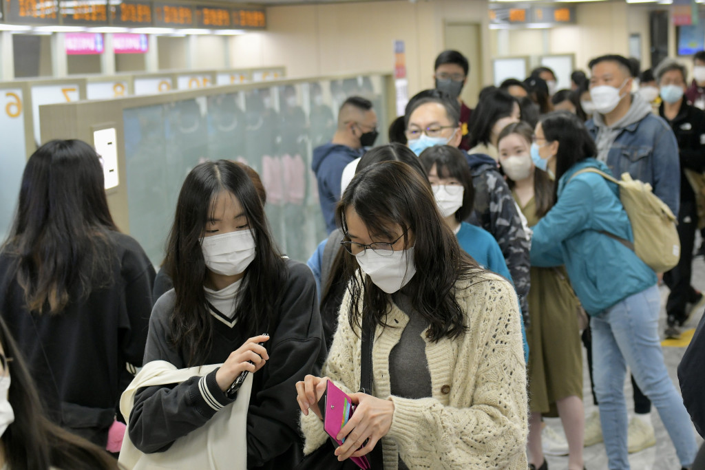 特別开放让公民科内地考察团师生办回乡证 中旅社人头涌涌