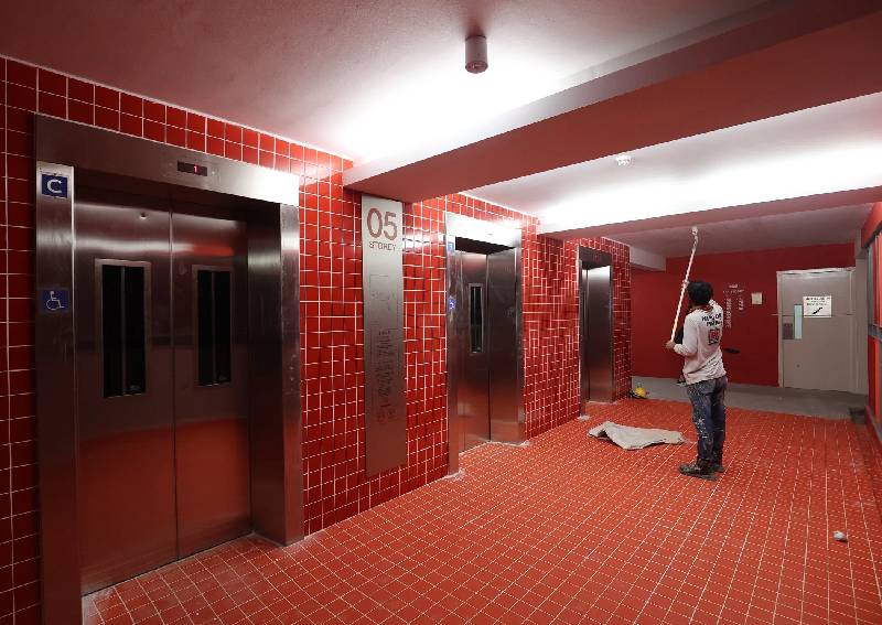 Singaporeans spooked by eerie red-themed HDB lift lobby, one says her daughter dares not take lift alone