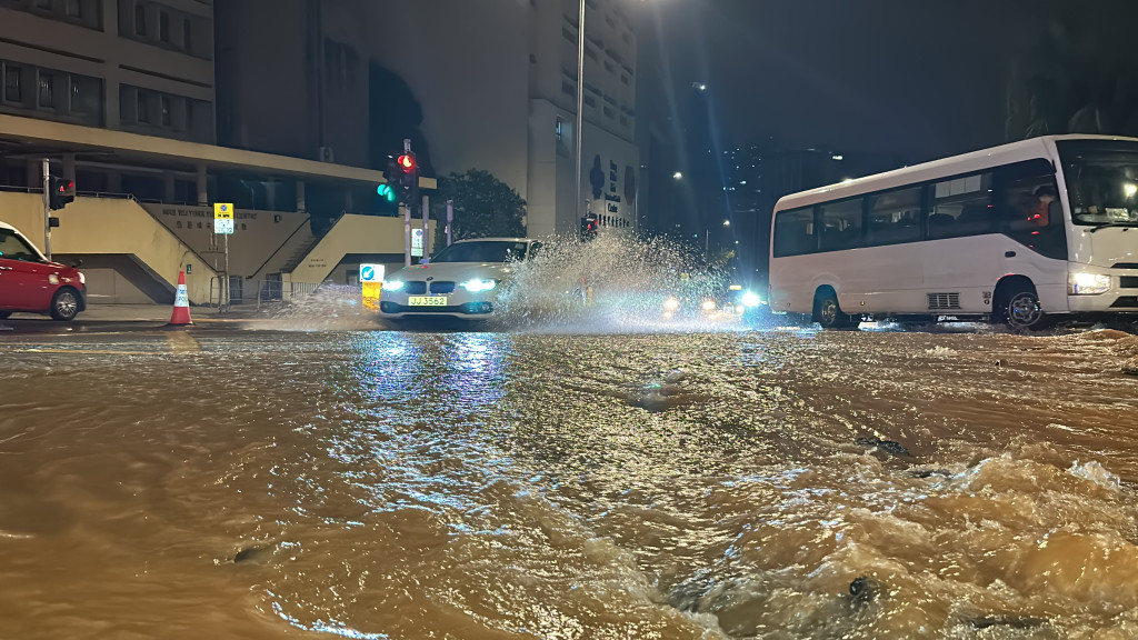 葵涌和宜合道爆水管掩浸马路 车辆涉水而过交通受阻