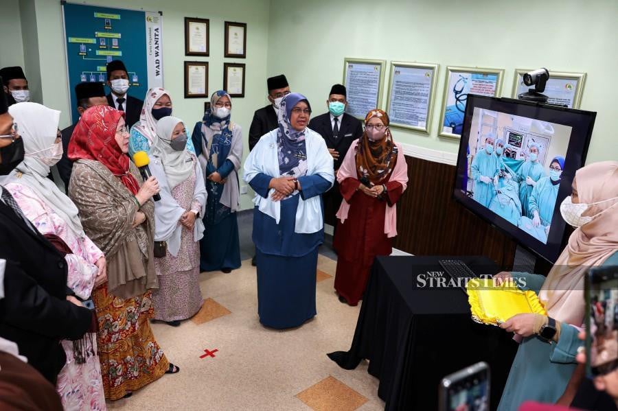 Queen visits Sultanah Hajjah Kalsom Hospital