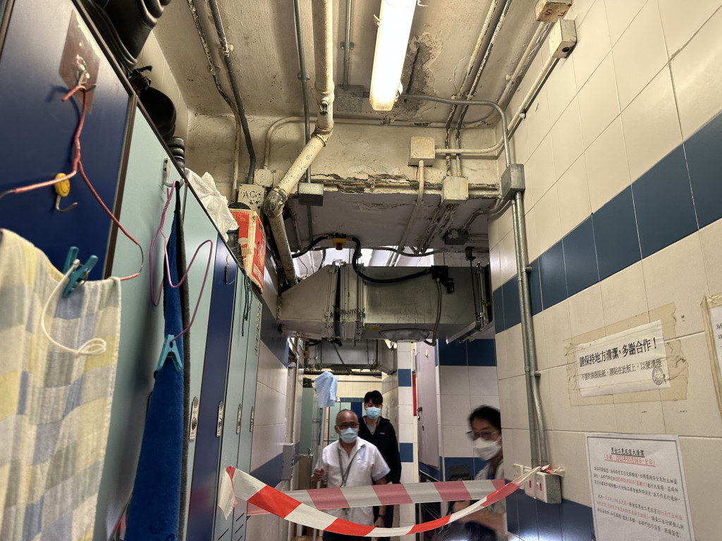 伊院职员更衣室天花疑石屎剥落 院方解释是凿开维修