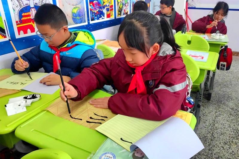 乐师附小：学习毛笔书法 传承中华文化——六年级（7）班毛笔书法课主题班会