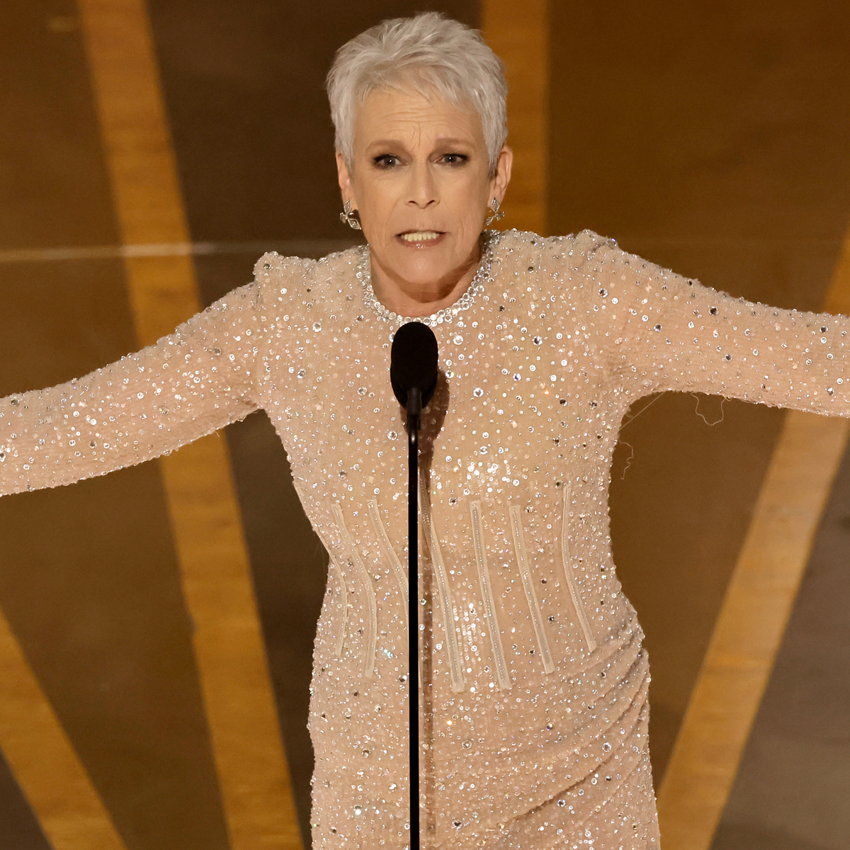 Jamie Lee Curtis Gives Her Flowers to Everyone, Everywhere During Oscars 2023 Speech