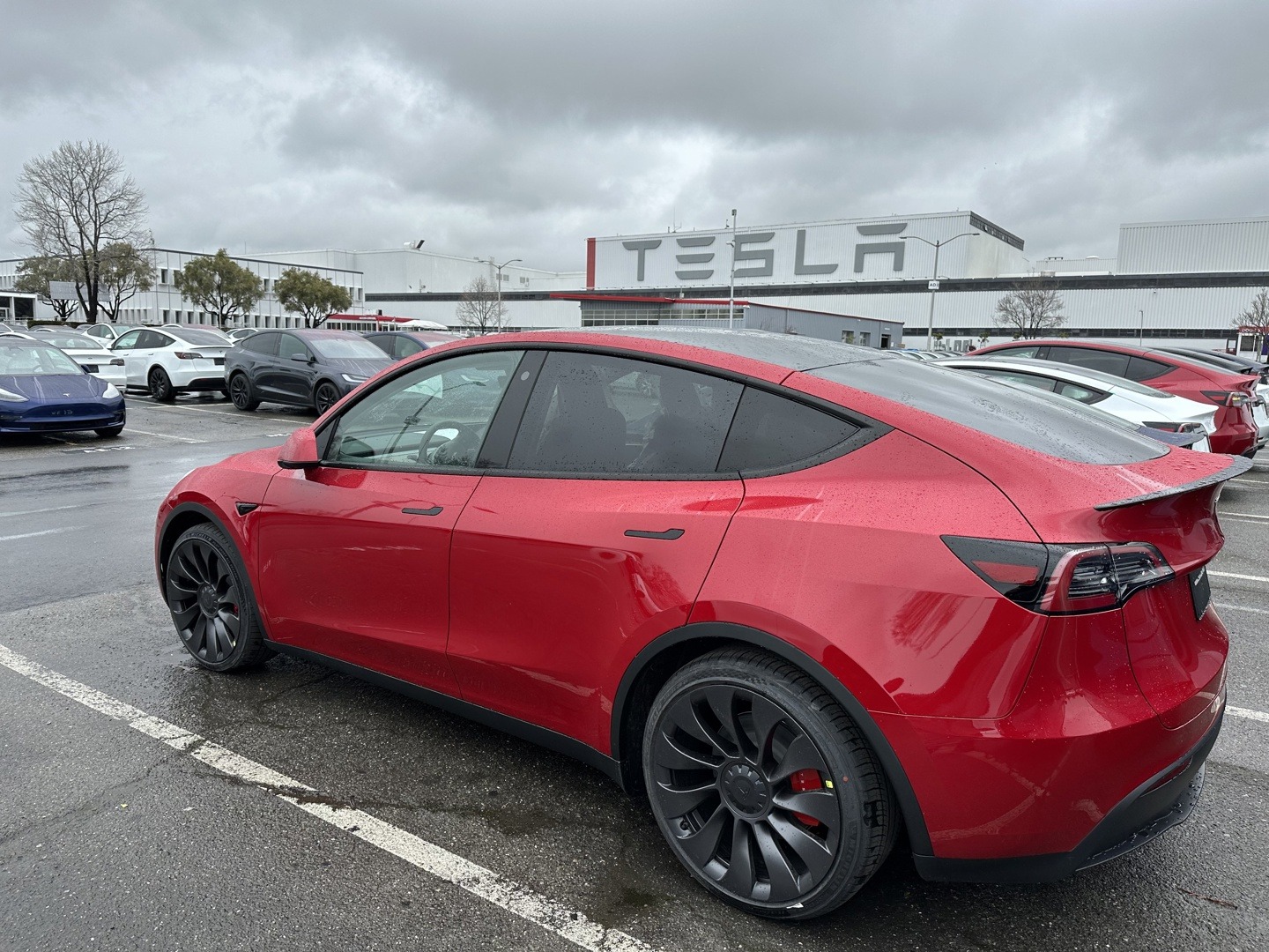 特斯拉 Model X 烈焰红实车曝光，国内选装价 2.5 万元