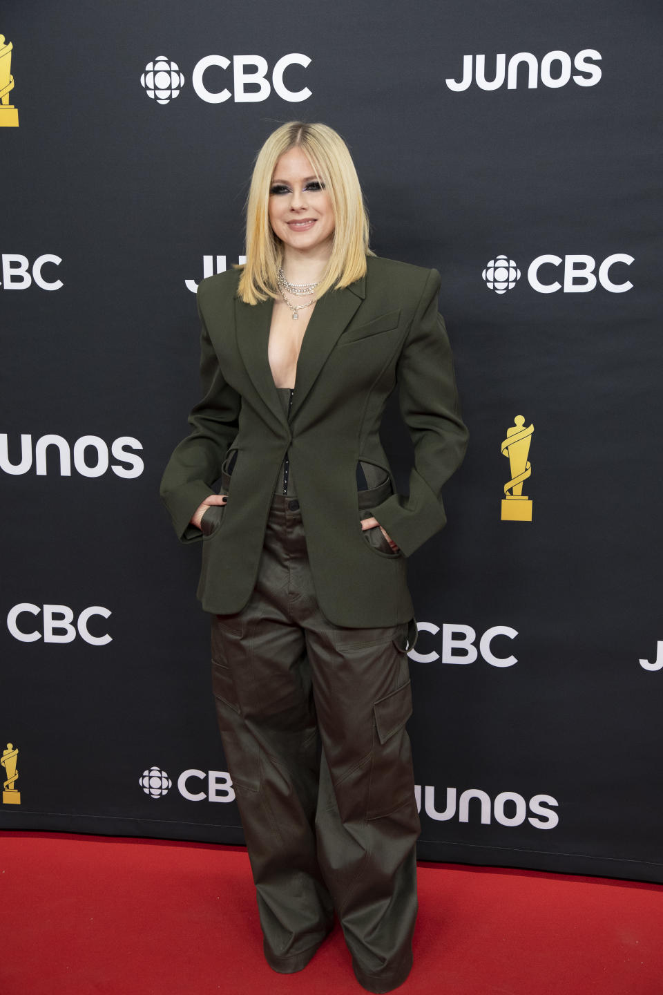 Avril Lavigne stuns in oversized suit on Junos red carpet — then yells at topless protester