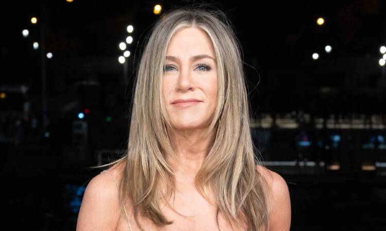 Jennifer Aniston wows fans with candid bathrobe moment in behind-the ...