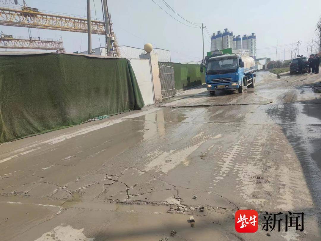 砂石运输导致污水大面积满溢，执法部门依法查处