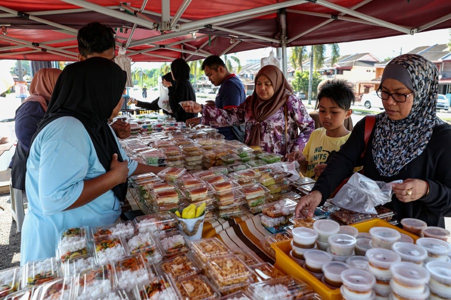 Ipoh stall offers sweet deal of RM1 per packet of kuih