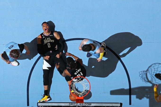 威少在五支球队都曾单场30分10助攻，NBA历史唯一