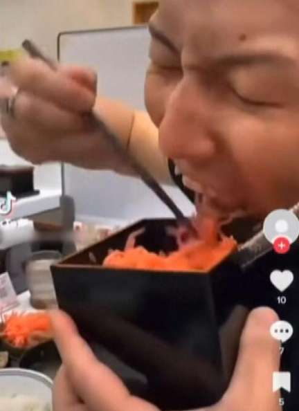 日本餐饮店再曝丑闻：两人用自己筷子夹食公共调料 拍视频上传后被捕