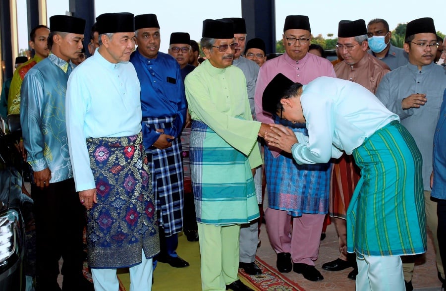 Raja Muda of Perak breaks fast at Tuminah Hamidi Mosque