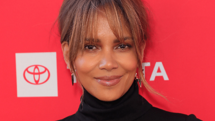 Halle Berry Poses Nude While Drinking Wine On Her Balcony Nestia