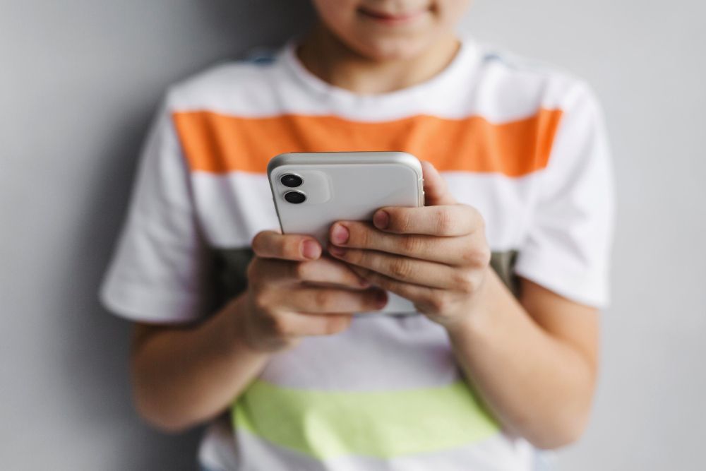 US state lawmakers seek to require parental permission before children join social media