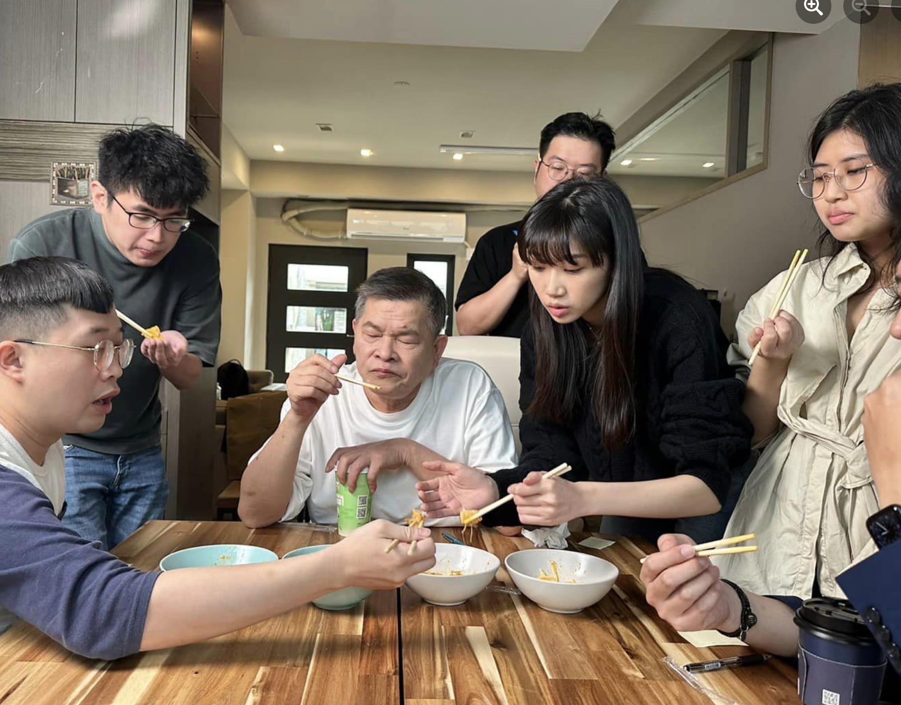 Taiwanese Comedian Peng Chia Chia Now Selling Kimchi With His Son To Clear Off S$2mil Debt