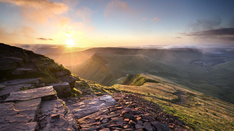 Brecon Beacons: Park to use Welsh name Bannau Brycheiniog