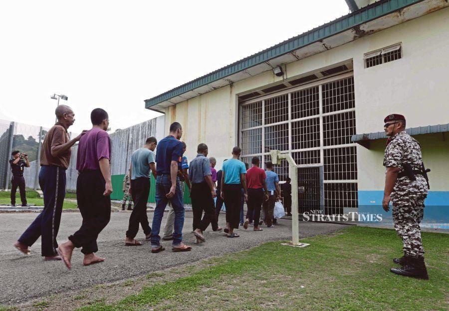 Hari Raya comes early for 14 inmates in Pokok Sena Prison