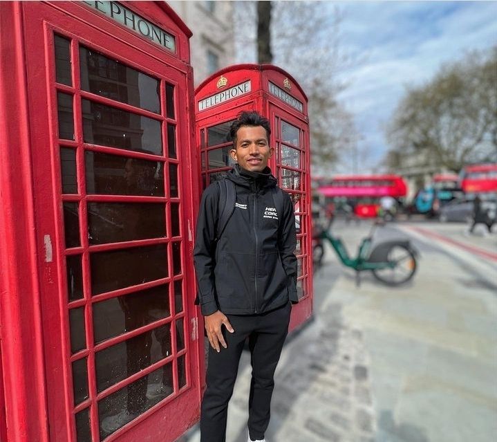 Malaysian breaks Guinness World Record as the fastest runner in a baju Melayu at London marathon