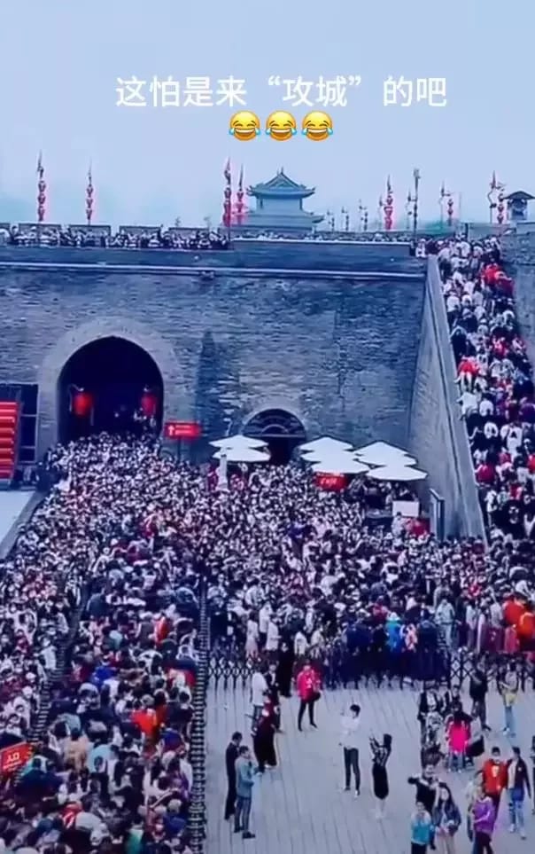 中国五一假期 上厕所等3小时 古城像“攻城”