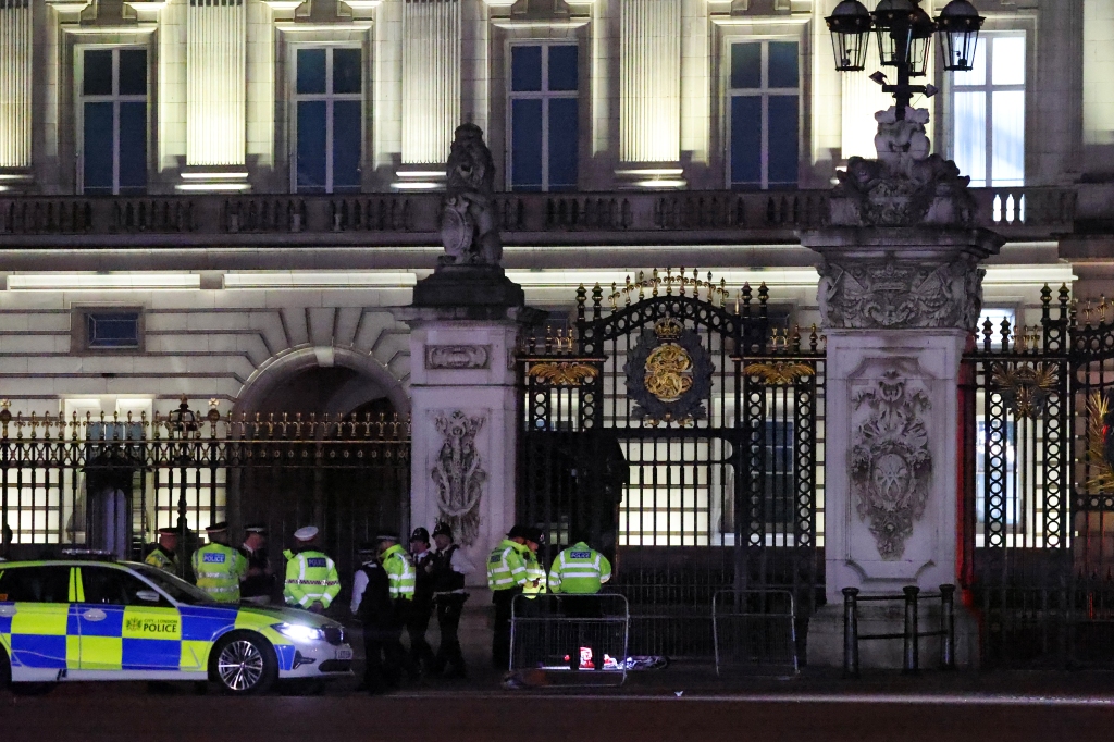Buckingham Palace on lockdown as cops conduct controlled explosion after bag tossed onto grounds