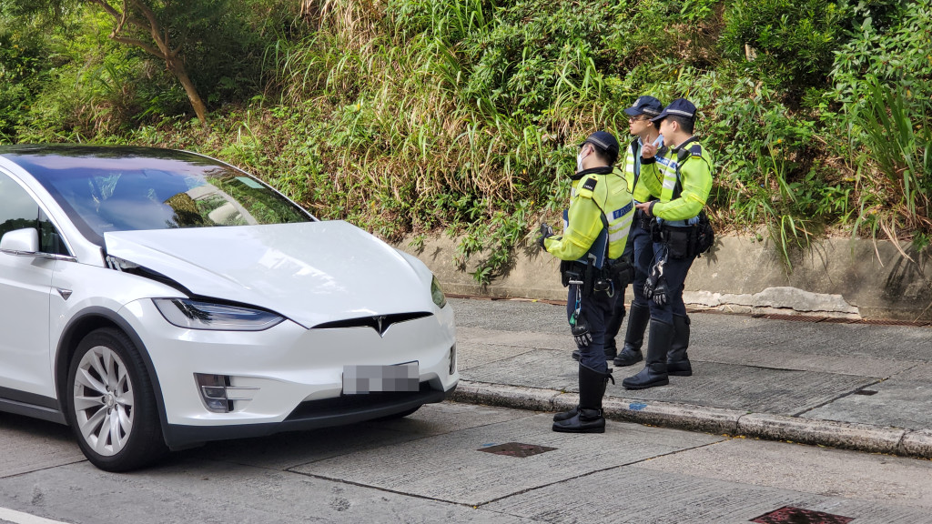 港岛山顶道过路男捱Tesla撞 送院抢救